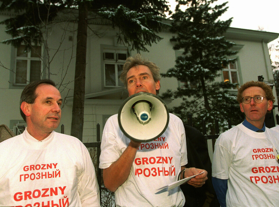 Morten Rostrup (midten) i Leger uten grenser holder appell sammen med medlemmer av Amnesty International. Bildet er fra samme demonstrasjon som bildet Hurum har på kontoret.
