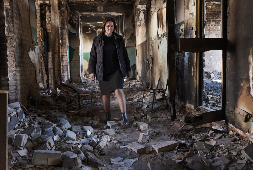Ukraina-krigen har ødelagt mange skoler. Nå er gjenoppbygging blant formålene som ligger innenfor den nye tilskuddsordningen. Bildet viser rektor Liudmyla Deiko i ruinene av barne- og ungdomsskolen i Bohdanivka i Kyiv-regionen. Skolen ble brent ned av russiske soldater våren 2022.