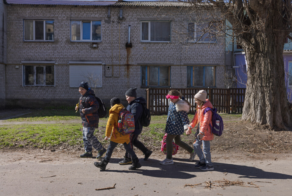 Glade elever ved skolen i Bohdanivka går tilbake til skolen etter at flyalarmen er over.