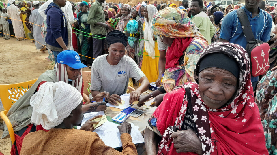 Sudanere som har flyktet fra voldshandlingene i landet, står i kø for å motta mat fra Verdens matvareprogram. Matutdelingen fant sted i byen Adre i Tsjad 26. april i år. FN roper varsku om at budsjettene til slik hjelp er i ferd med å brukes opp.