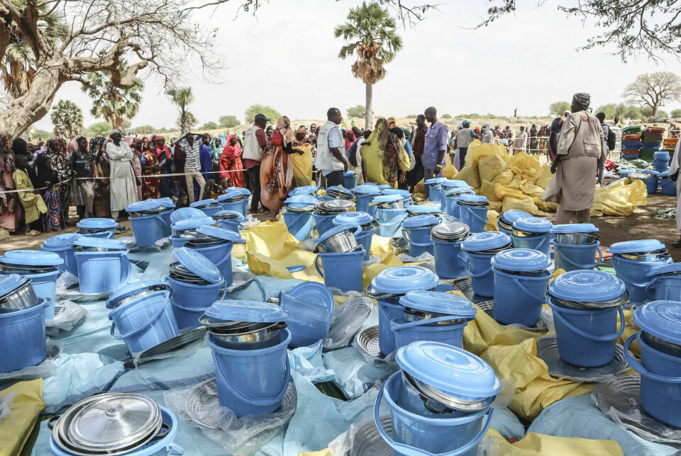 Ansatte i Unicef og bistandsorganisasjonen Premiere Urgence forbereder hjelpepakker til sudanske flyktninger i byen Koufroun, nær Echbara 30. april i år.