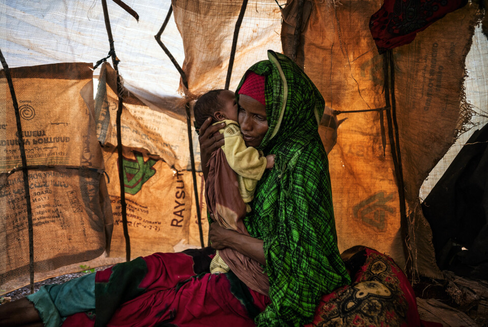 Faduma Adan Abdirahman (33) med sin nyfødte sønn bare timer etter at hennes tre år gamle datter, Hawa, døde i en leir for internt fordrevne utenfor Baidoa. Somalia står nå i den verste tørken landet har opplevd på flere tiår. FN har annonsert at en massiv hjelpeinnsats har avverget hungersnød, men fortsatt er millioner av mennesker helt avhengig av humanitær hjelp.