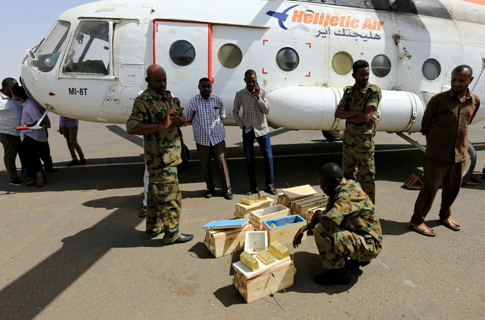 Soldater tilhørende sudanske Rapid Support Forces (RSF) viser fram gullbarrene som de sier skulle smugles gjennom flyplassen i Khartoum. Dette var i 2019, idet RSF var i ferd må å sikre seg grepet over gullhandelen i Sudan. Det er uvisst hvor flyet med gullet kom fra eller hvor det skulle, eller hva som skjedde med det beslaglagte gullet.