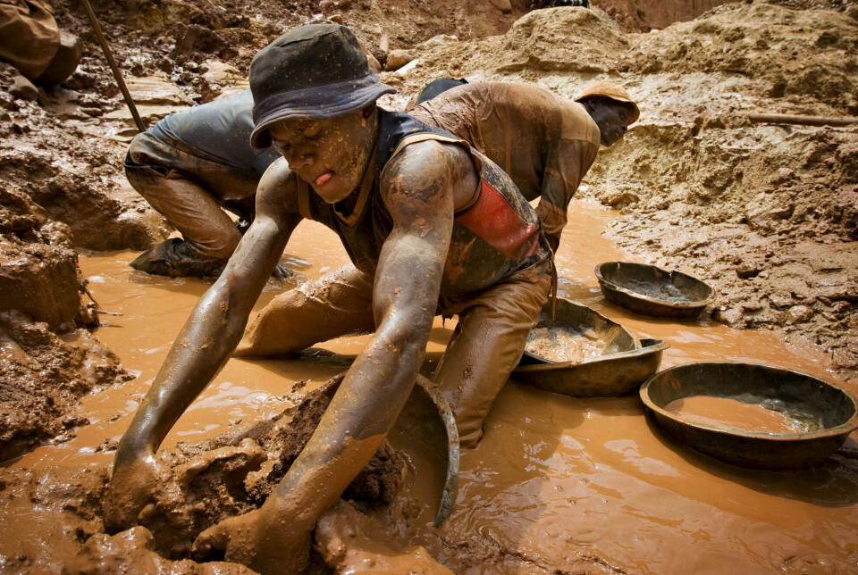 Gruverarbeidere jakter etter gull i det østlige DR Kongo. Ulike opprørsgrupper kontrollerer gruveområdene eller krever at arbeiderne betaler en «skatt» til dem.