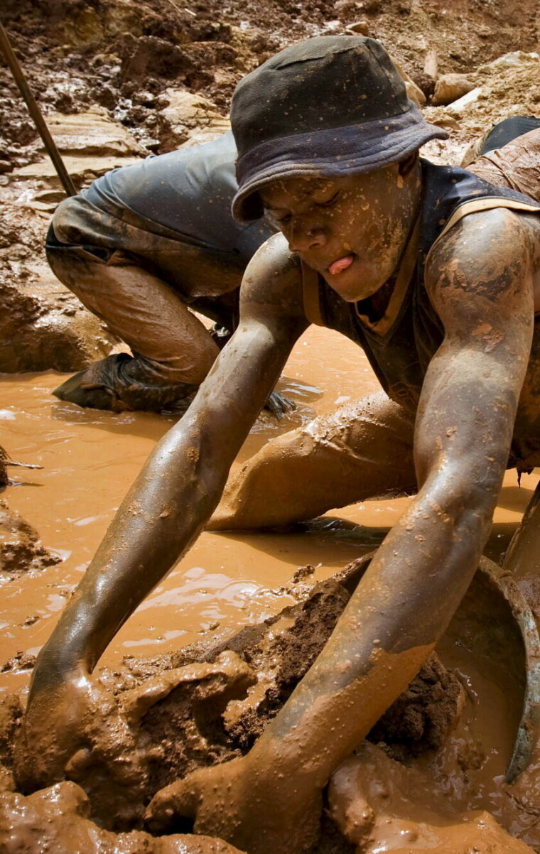A gold miner scoops mud while digging an open pit at the Chudja mine in the Kilomoto concession near the village of Kobu in this February 23, 2009 file photo. European importers of minerals from conflict zones should be forced to certify their goods "blood-free," an influential group of EU lawmakers said on April 14, 2015, seeking to toughen a proposal to prevent the financing of warlords in Africa. Much of the gold, tantalum, tin and tungsten used in electronics and lighting is mined in areas of civil conflict in Africa and the European Commission, the EU executive, last year presented a plan for a voluntary certification scheme. REUTERS/Finbarr O'Reilly/Files
