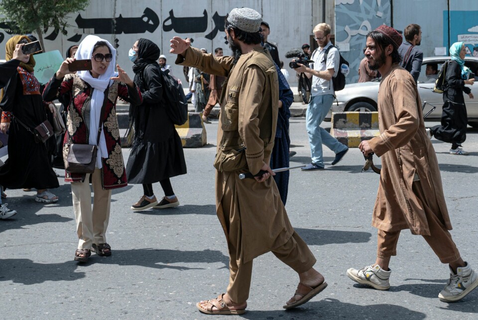 Taliban tyr til stadig mer og strengere straffer, ifølge en ny rapport fra FN. Ofte er det kvinner og unge jenter som straffes for 'moralske forbrytelser'. Bildet er fra en demonstrasjon hvor kvinner demonstrerer for sin rett til utdanning.