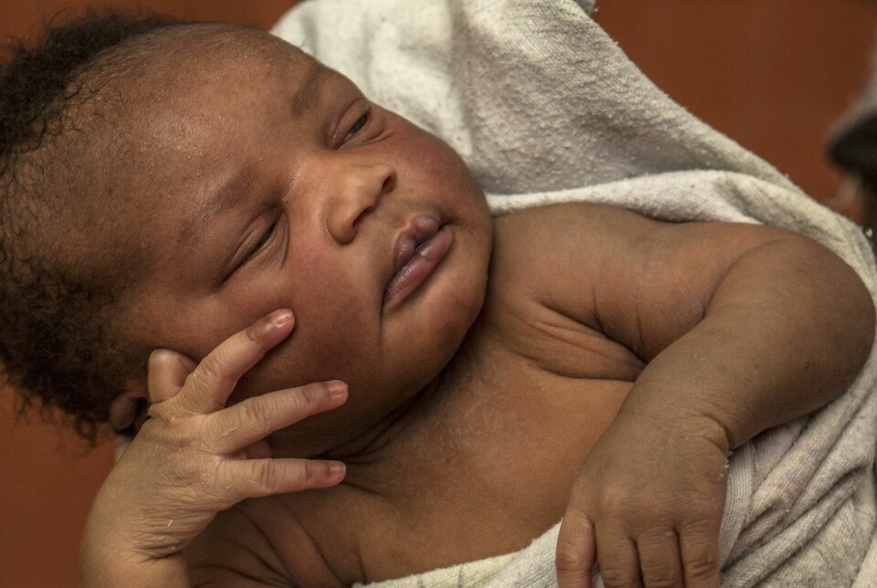 Hver fjerde baby i verden er født for tidlig eller for liten. Med enkle og billige tiltak kan man sørge for at flere babyer blir født sterke og livskraftige - slik som denne nyfødte babyen i Uganda. Det vil kunne redde en million babyer i året, ifølge en fersk studie.