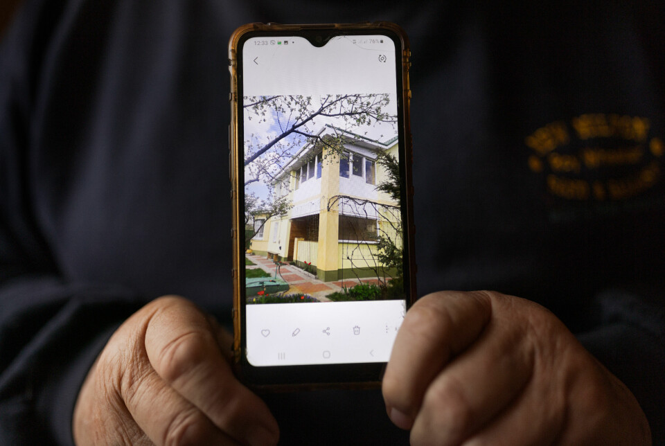 Oleksandr viser fram et bilde av hvordan huset hans en gang så ut. Det var før russerne startet beskytningen av landsbyen.