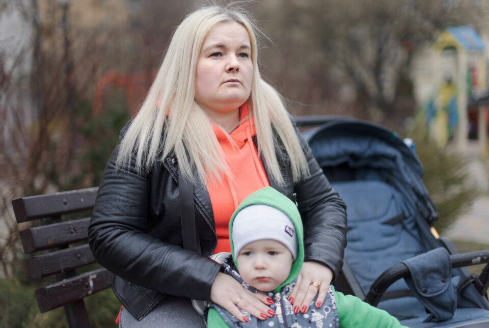 Anna Stepanenko, tidligere markedsselger, nå internflyktning fra Zaporizjzja, har full oversikt. Ut av eget hode ramser hun opp og summerer alle familiens månedlige inntekter og utgifter. Her med den yngste sønnen (1 år og 8 måneder).