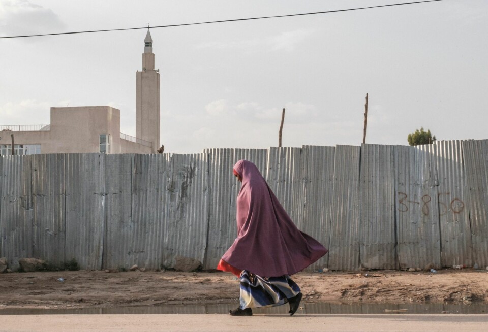 En kvinne går nedover gaten i Hargeisa i den selverklærte uavhengige republikken Somaliland, internasjonalt anerkjent som en del av Somalia.
