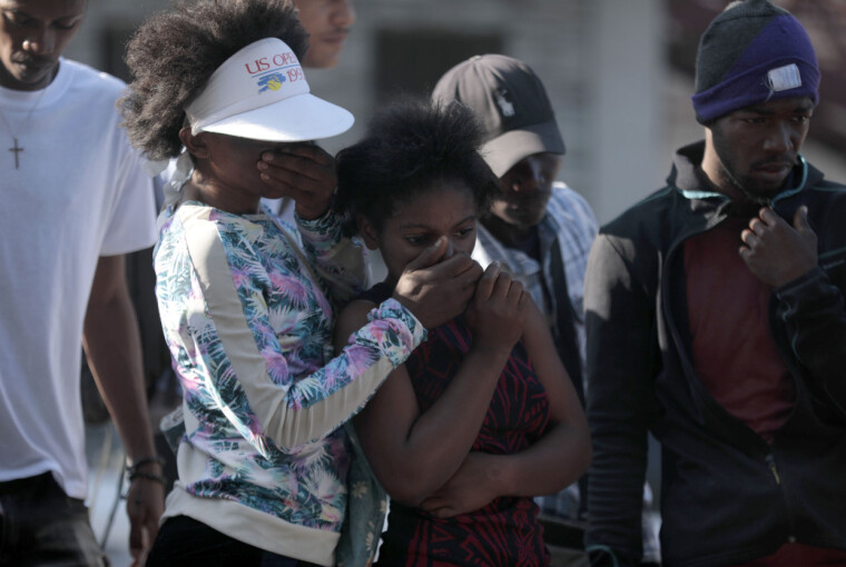 Tilskuere samlet seg for å se likene til angivelige gjengmedlemmer bli brent av en mobb i Port-au-Prince, Haiti, 24. april.