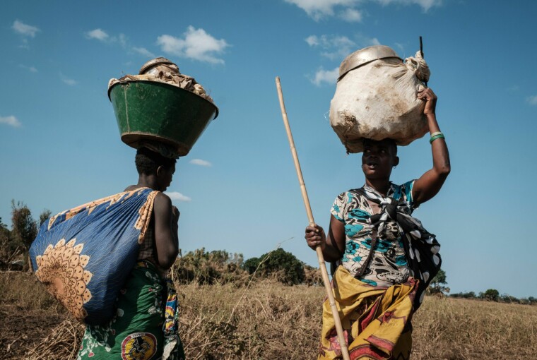– Det gjør alltid dypt inntrykk å høre hvilke utfordringer mosambikiske kvinner opplever eller har opplevd, skriver utviklingsminister Anne Beathe Tvinnereim. Bildet viser kvinner som sanket mais i Begaja, Mosambik, etter syklonen Idai herjet i 2019.