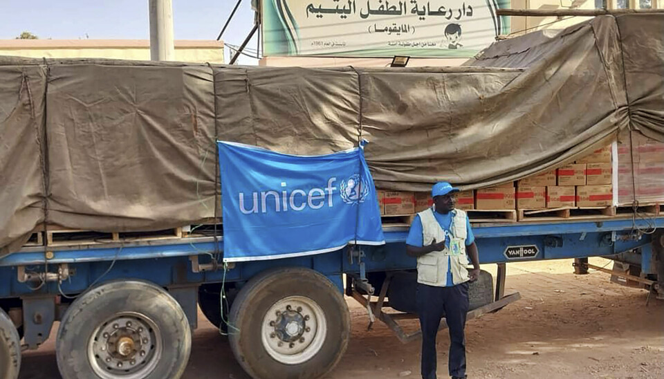 Konflikten i Sudan rammer sivilbefolkningen hardt og over 18000 mennesker er drept de siste ukene. Konflikten rammer også helsevesenet og en rekke andre tjenester. Bildet viser en bil med mat fra FNs barnefond Unicef som har kommet fram til et senter for fosterbarn i Khartoum. Forferdelige forhold møter de FN-ansatte. Minst 60 småbarn har dødd ved dette senteret i løpet av seks uker.