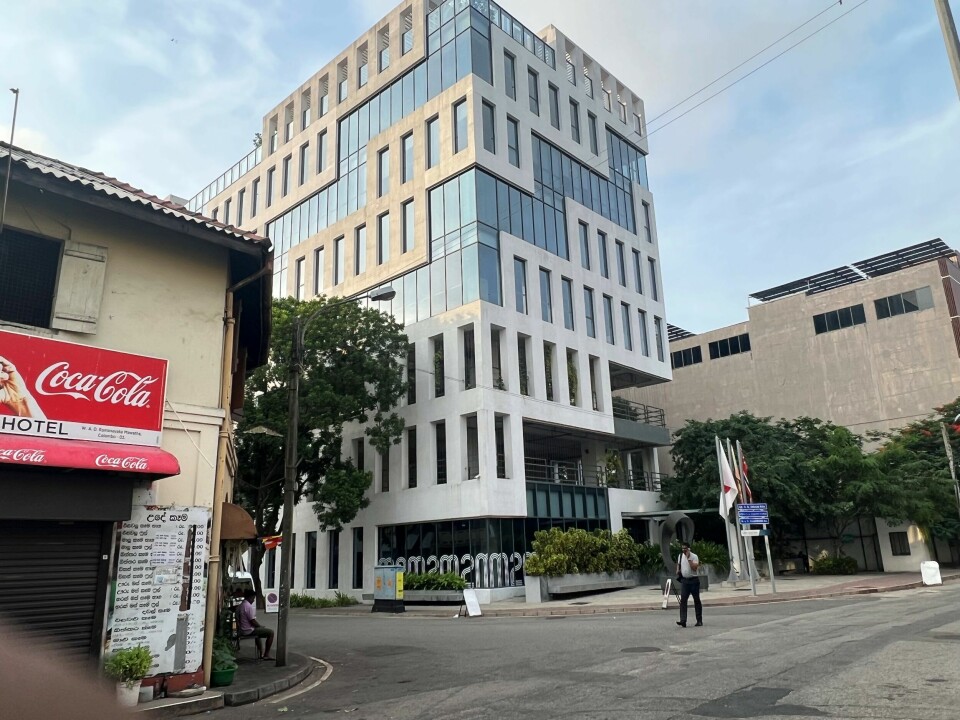Den norske ambassaden i Colombo flyttet inn i fjerde etasje i denne bygningen i 2021, innredningen og oppussing kostet rundt 7,3 millioner kroner. Nå stenger Norge ambassaden på Sri Lanka for å prioritere Europa. Det er mange kritiske til.