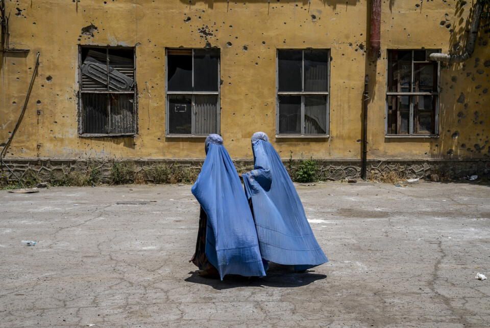 Taliban forbyr jenter å gå mer enn seks år på skole i Afghanistan, og har også innført en rekke andre forbud i det offentlige rom for jenter og kvinner. Nå åpner de imidlertid for å la kvinner jobbe for utenlandske hjelpeorganisasjoner som Flyktninghjelpen igjen.