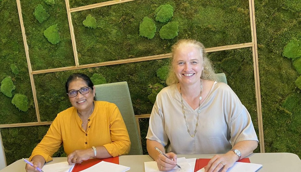 Avtroppende ambassadør Trine Jøranli Eskedal (til høyre) understreker at Norge vil fortsette sitt engasjement på Sri Lanka selv om ambassaden stenges. Her signerer Eskedal en avtale med Sashi Steven som leder Women Development Center i Candy. Fra ambassadens Facebook-side.
