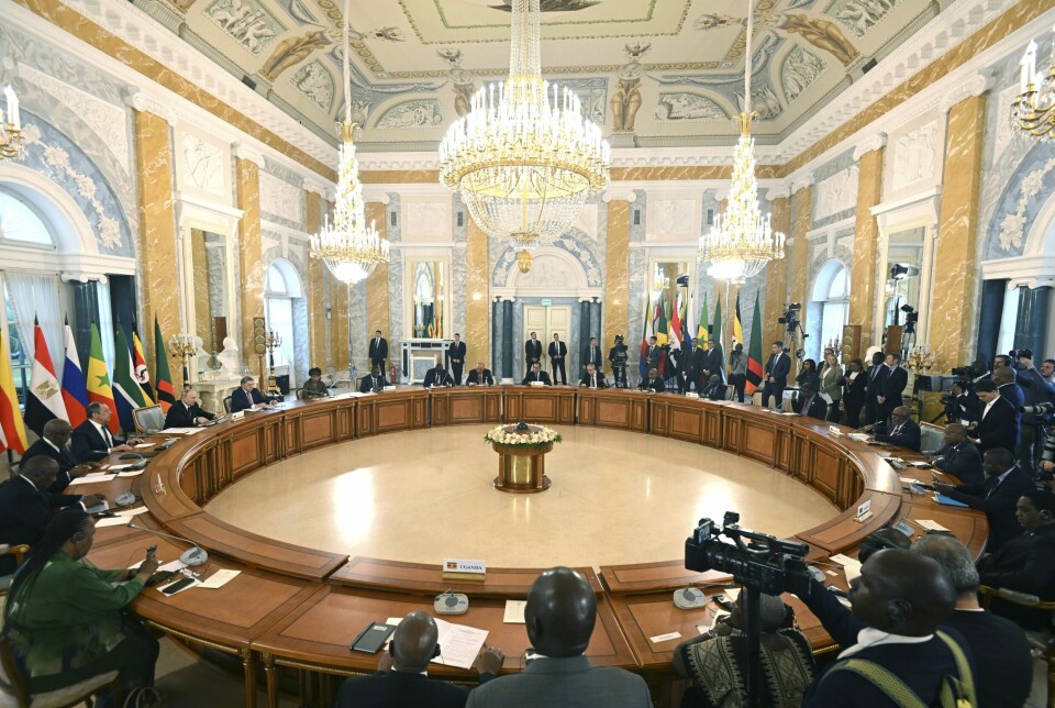 Russlands president Vladimir Putin i møte med delegasjonen av afrikanske ledere og representanter fra Komorene, Senegal, Sør-Afrika, Zambia, Egypt, DR Kongo og Uganda i St Petersburg i helgen.