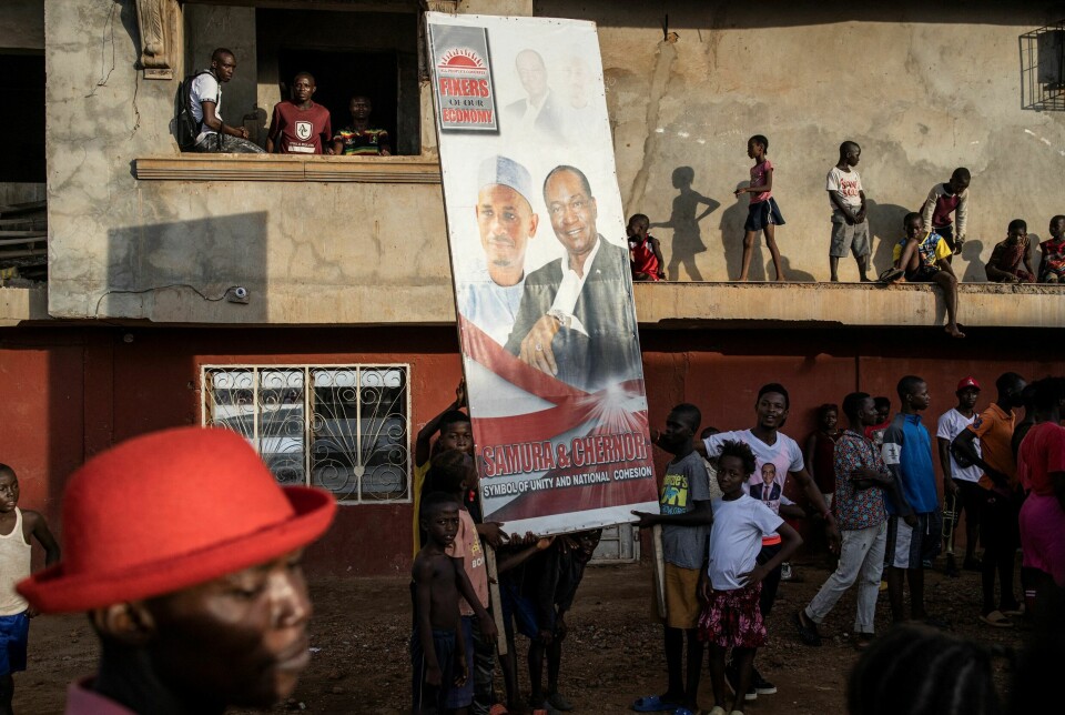 Tilhengere av opposisjonspartiet All Peoples Congress (APC) under et valgkampmøte et møte i utkanten av Freetown, 19. juni 2023. Lørdag 24. juni er det valg i det kriserammede landet.