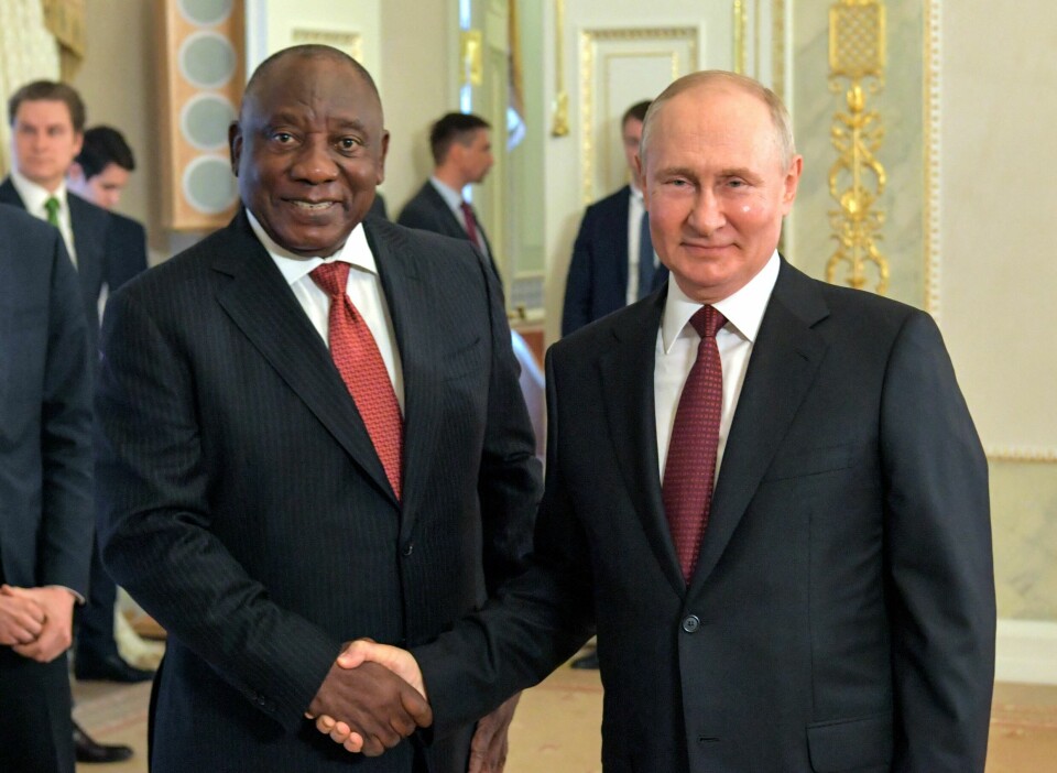 Sør-Afrikas president Cyril Ramaphosa håndhilste på Russlands president Vladimir Putin under besøket i St. Petersburg 17. juni.