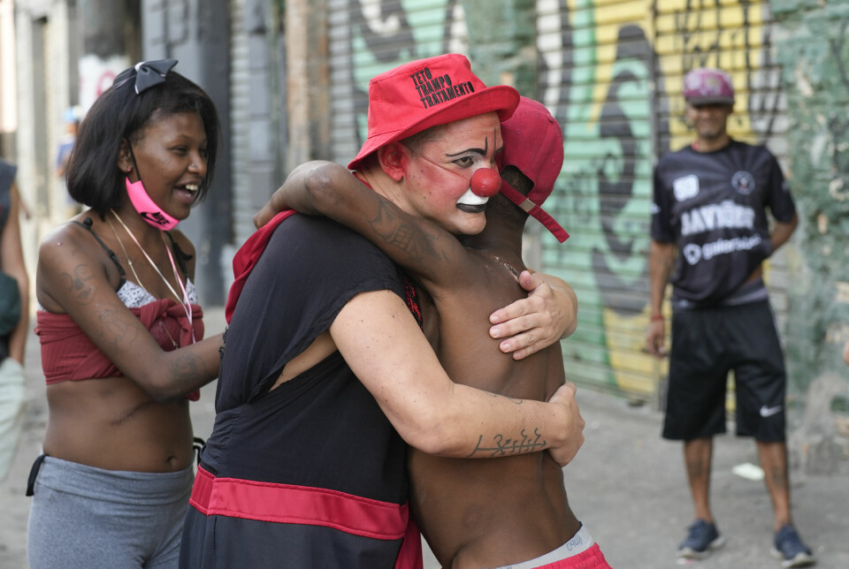 Klovnelegen Flavio Falcone omfavner en mann under et av showene sine i sentrum av São Paulo. Falcone forsøker å komme i kontakt med rusmisbrukere for å hjelpe dem til å snu livene sine.