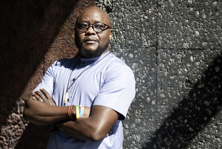 Pepe Julian Onziema har tidligere vært med på å arrangere Pride i Uganda, og jobbet for den Raftopris-vinnende organisasjonen Sexual Minorities Uganda (SMUG), stengt ned av myndighetene i fjor. Uganda har nylig gått fra strengt til enda strengere, og godkjent dødsstraff for skeive.
