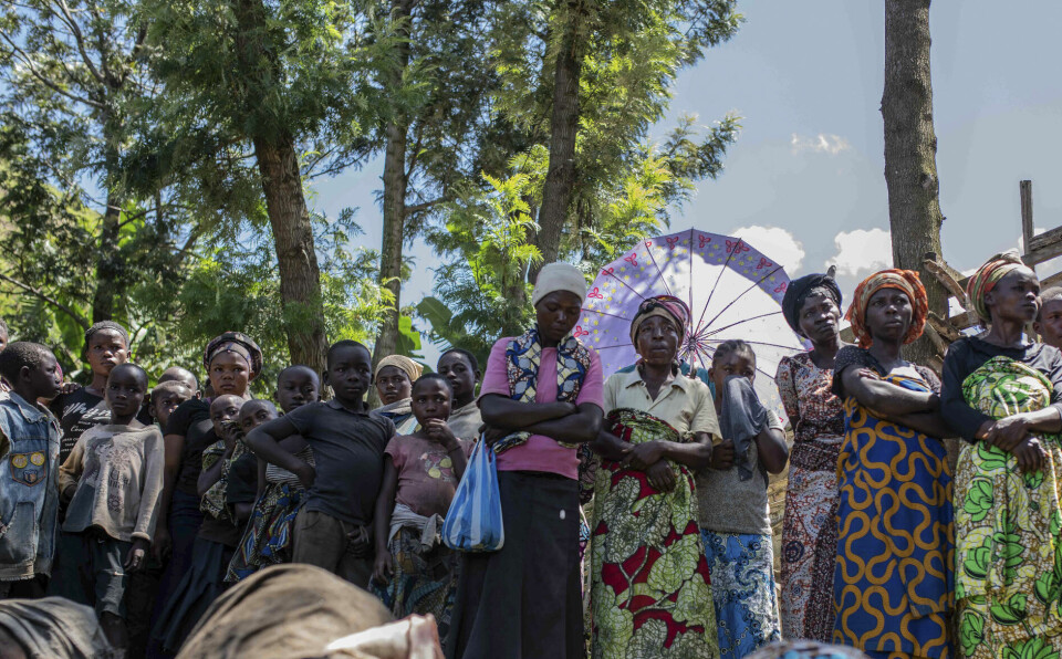 Familiemedlemmer samlet for å identifisere drepte etter oversvømmelser og jordskred i Sør-Kivu-provinsen i DR Kongo i mai. Det er i denne provinsen, også preget av fattigdom og væpnet konflikt, at GiveDirectly kutter kontantbistand etter at de ble svindlet for ti millioner kroner.