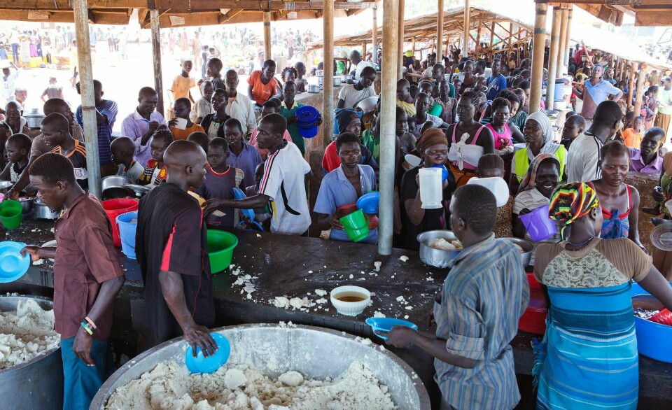 Da borgerkrigen blusset opp i Sør-Sudan i 2016, flyktet titusenvis av mennesker over grensen til nabolandet Uganda. Bildet viser matutdeling i flyktningbosettingen Nyumanzi, Uganda, som i dag huser over én million flyktninger fra Sør-Sudan.