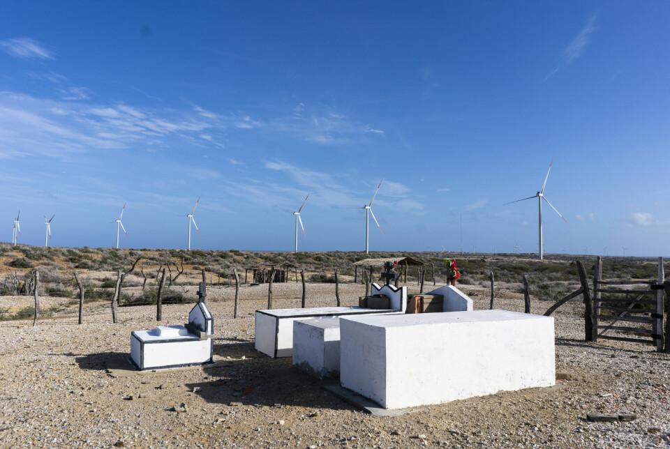 Traditional Wayuu cemetery located a few meters from the turbines of the Guajira 1 Wind Farm managed by ISAGEN. The prior consultations carried out by the companies include the polygons that are going to be affected by their project and consult the affectations with the families settled in the rancherías of that space territorial, but they ignore that these families can be part of a unit greater political-territorial, and that spaces of common use that they can harm other units, such as graveyards.