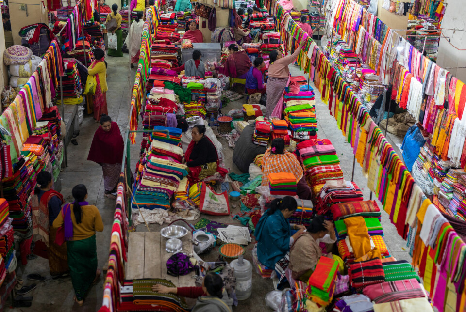 Denne delen av markedet er forbeholdt tekstiler i alle mulige slags farger.