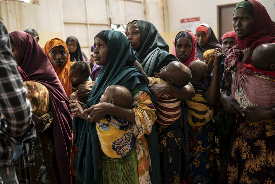 Kvinner står i kø for å registrere barna sine ved Redd Barnas ernæringssenter i Baidoa, Somalia. Somalia og nabolandene har vært hardt rammet av tørke og sult de siste årene.