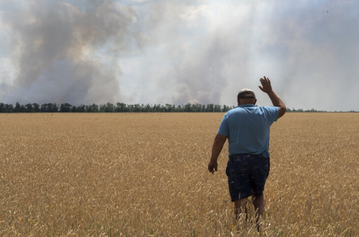 En ukrainsk bonde så åkeren brenne under kampene ved frontlinjen i Dnipropetrovsk-regionen juli 2022. Før krigen leverte Ukraina omtrent 40 prosent av kornet sitt til asiatiske land, 30 prosent til nord-afrikanske, og 30 prosent til land i Europa.