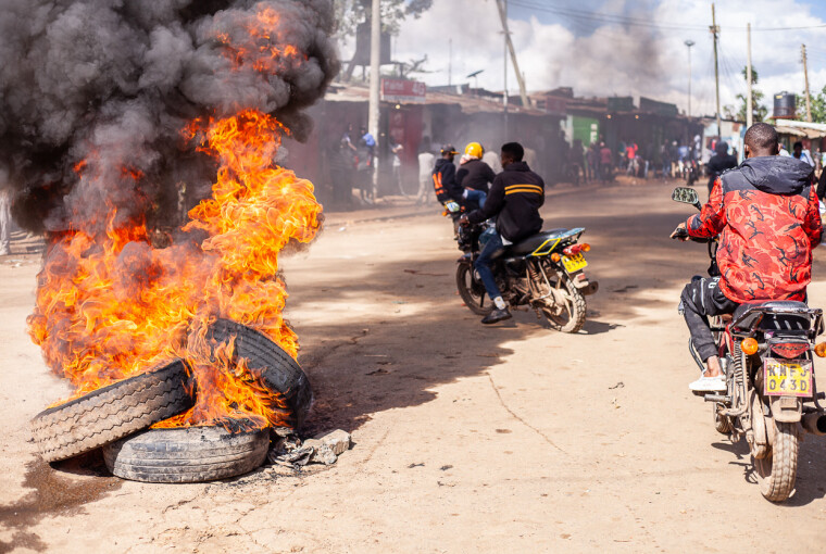 Ungdommer
i Kibera-området i Nairobi protesterer i
gatene
mot
de
økte
råvareprisene i Kenya.