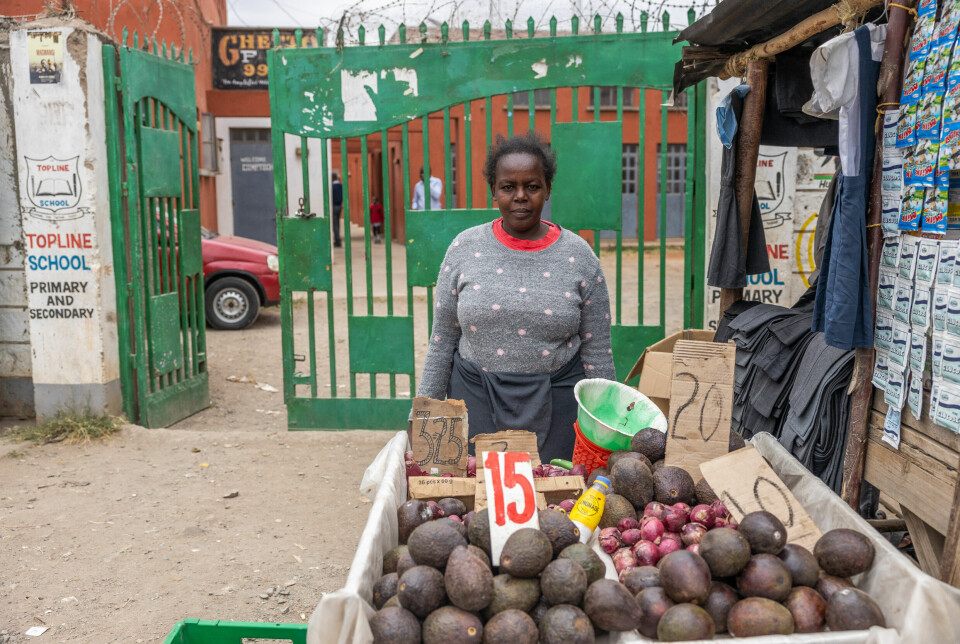 Florence
Mutio
(43) selger
avokado
langs
hovedgata
i
Mukuru.
Den
store
prisøkningen
på
råvarer
har
gjort
at hun sliter
med
å
brødfø
familien.
