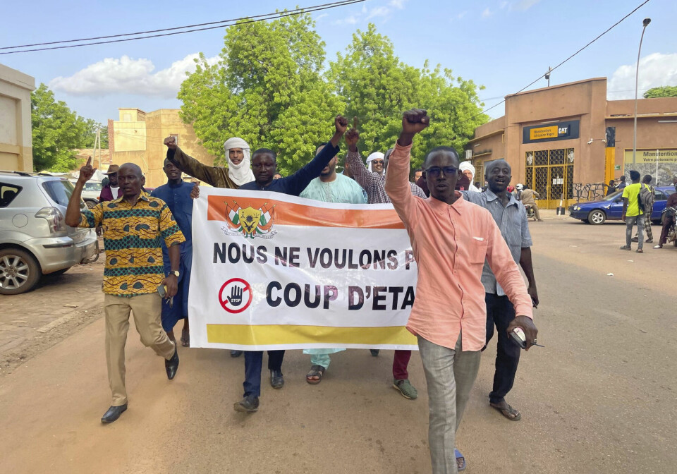 Støttespillere av Nigers president Mohamed Bazoum demonstrerte onsdag mot militæret da det kom tegn på at et kupp var i gang.