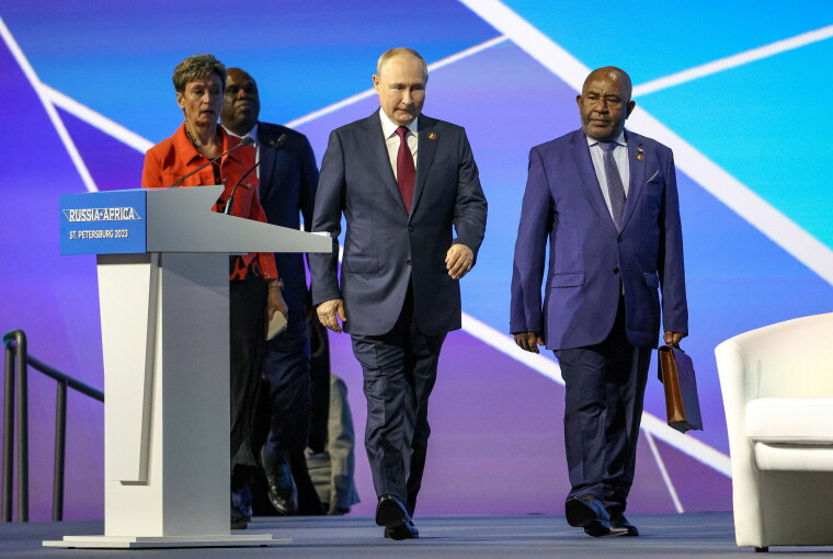 Russlands president Vladimir Putin ankommer Russland-Afrika-toppmøtet i St. Petersburg sammen med Komorenes president Azali Assoumani.