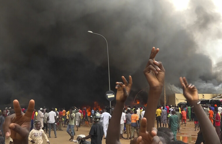 Selv om den nye militærjuntaen i Niger har innført protestforbud, var det ingen som stanset hærens og sikkerhetsstyrkenes tilhengere. De lyktes med å tenne på hovedkvarteret til regjeringspartiet i hovedstaden Niamey torsdag.