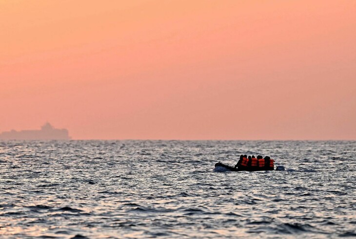 Migranter på vei til Dover på kysten av England i en gummibåt. Mer enn 45 000 migranter ankom Storbritannia i fjor ved å krysse Den engelske kanal i småbåter.