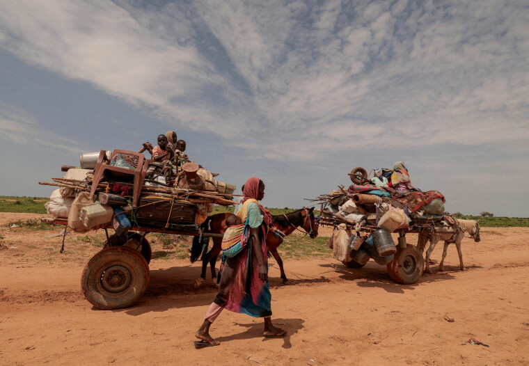 En kvinne med familie flykter fra volden i Darfur i det vestlige Sudan. Noen av de verste overgrepene har funnet sted i dette området.