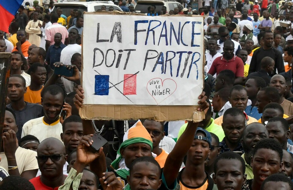 Demonstranter i Nigers hovedstad Niamey holder opp plakater mot den tidligere kolonimakten.
