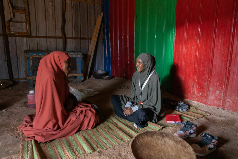 Kamilla Yussuf Abdi på hjembesøk hos en jente som hun har fulgt opp gjennom årene. 17-årige Hawa Isak Adan. Da jentas foreldre døde måtte Hawa bli «mor» til søsknene. Tørken i hjembyen gjorde livet ulevelig og i dag bor søskene her i flyktningleiren i Baidoa.