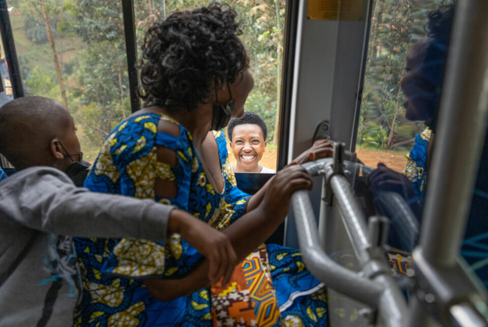 Odettes søster Muhawenimana Justine ønsker familien lykke til. Nå legger de ut på den fire timer lange bussreisen til Kigali hvor de skal intervjues av Utlendingsdirektoratets utsendte.