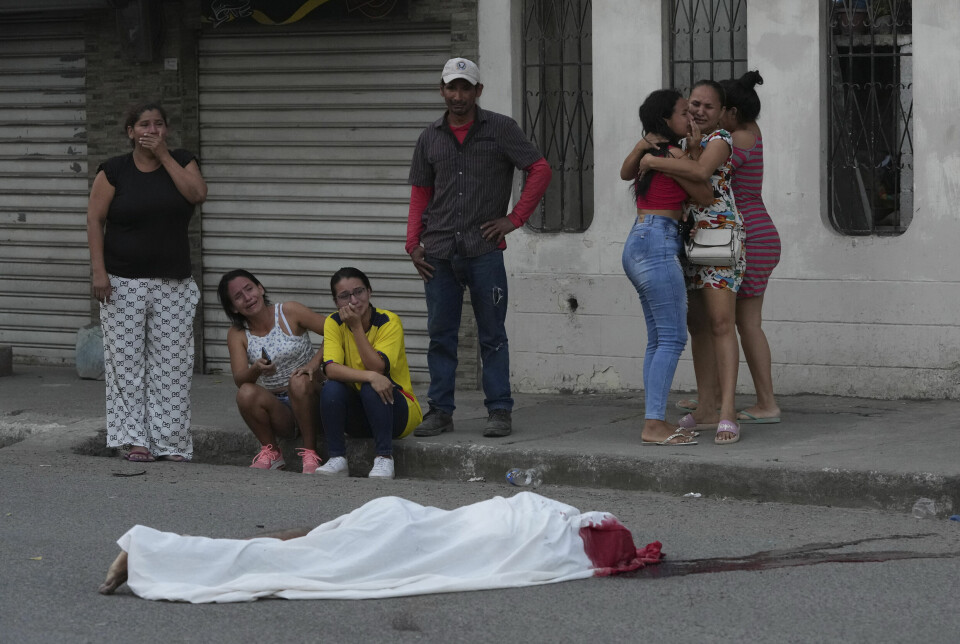 Mennesker i sorg etter at en mann er drept i Guayaquil 21. juli i år.