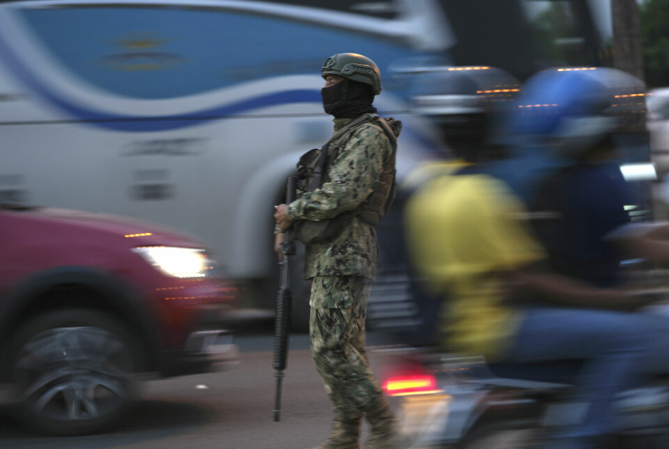 En soldat overvåker trafikken mellom byene Duran og Guayaquil.