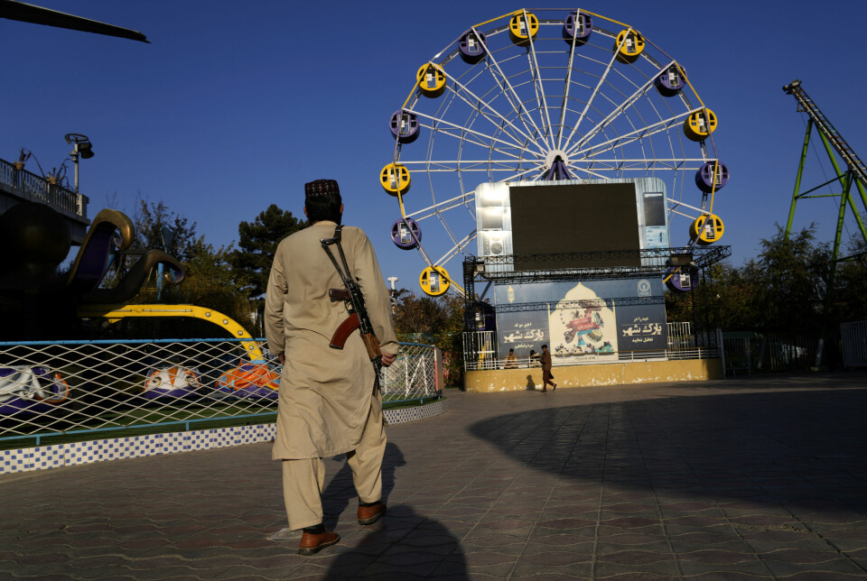En Taliban-kriger holder vakt ved en fornøyelsespark i Kabul.