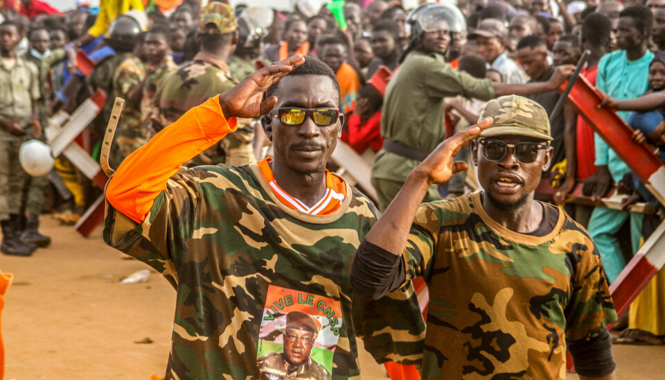 Støttespillere for juntaen som har tatt makten i Niger under en demonstrasjon utenfor Frankrikes ambassade 11. august 2023.