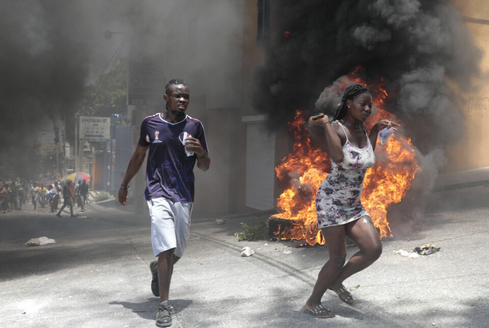 Desperasjonen er stor i Port-au-Prince, der tusenvis av mennesker mandag deltok i nye protester med krav om at regjeringen får slutt på voldsbølgen. Politiet brukte tåregass for å spre demonstrantene.