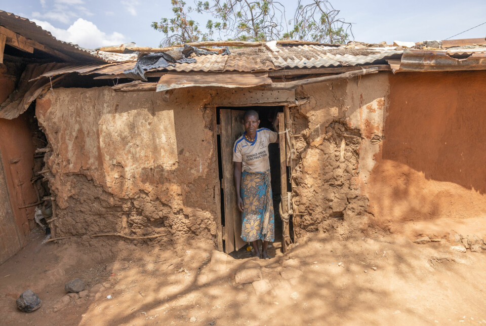 Alenemor og gruvearbeider Agnes Lobong (45) jobber sammen med to av sine tre barn i Karamojas gullgruver. En vanlig dag tjener hun rundt seks kroner.