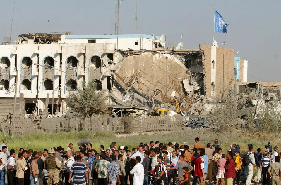 Tre ganger flere hjelpearbeidere ble angrepet i 2022 enn i 2002. Bildet viser ødeleggelsene på FNs hovedkvarter i Bagdad, Irak, etter selvmordsangrepet der 22 mennesker mistet livet og 150 ble skadd – de fleste av dem hjelpearbeidere – i 2003.