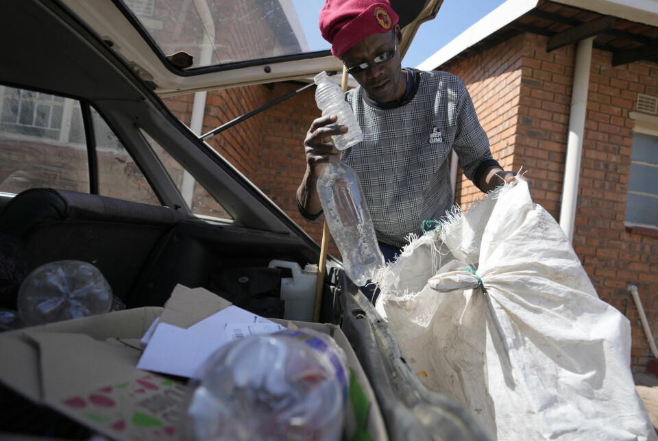 Themba Khumalo samler og sorterer tomme hermetikkbokser og plastflasker som han leverer til gjenvinning, etter at han mistet jobben som maskinoperatør for seks år siden.