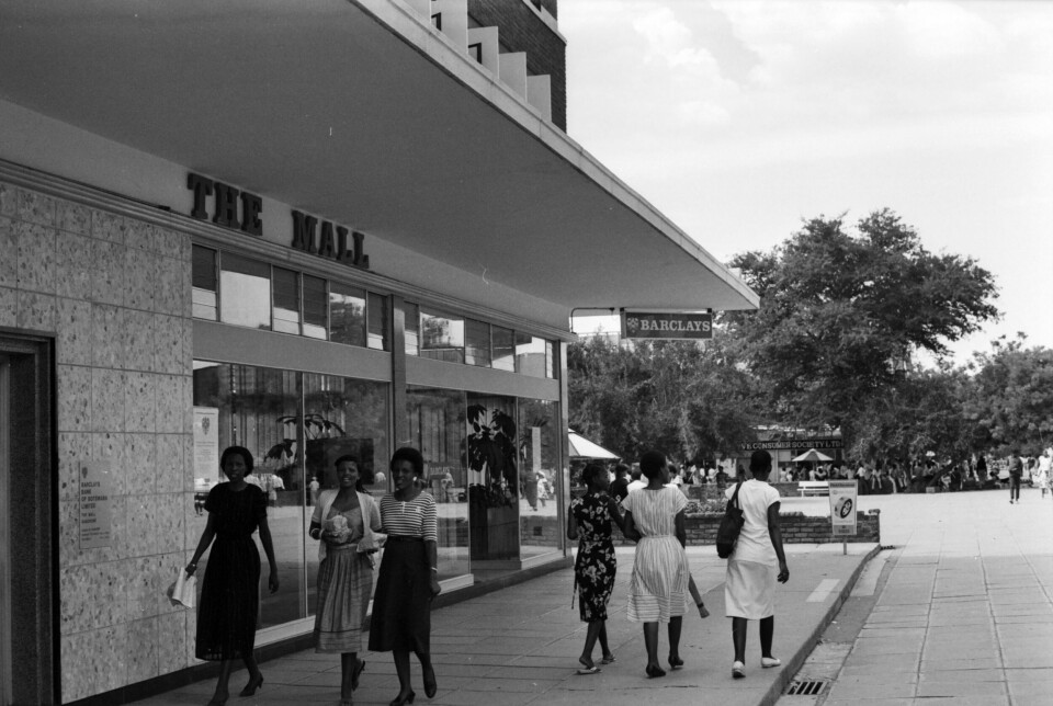 De norske og svenske ambassadene i Gaborone lå i nærheten av handels- og gågata The Mall i Gaborone, her fra midten av 1980-tallet.